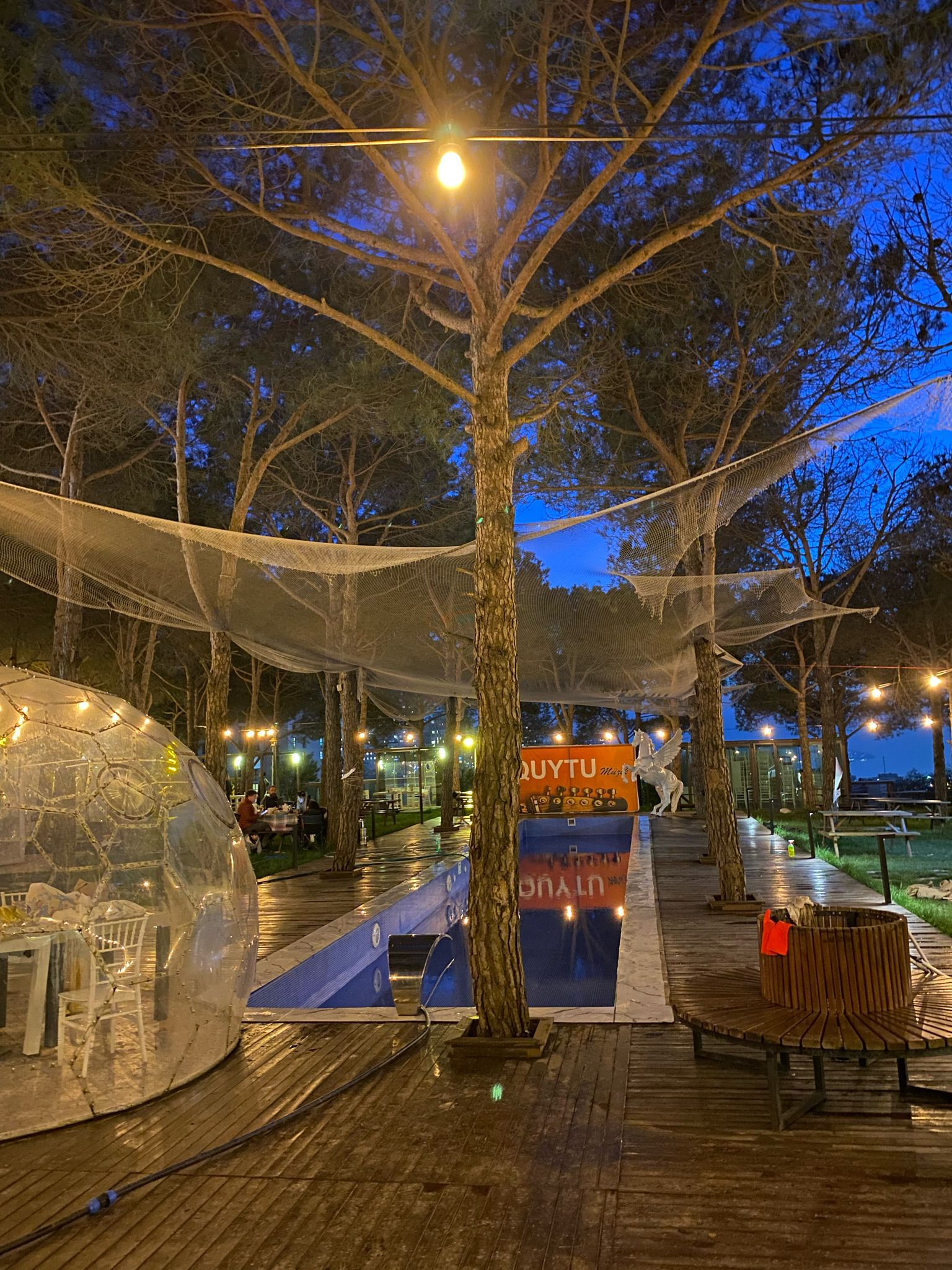 Havuz Başı Gece Ambiyansı